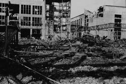 Ødeleggelser etter bombingen av Herøya 1943.