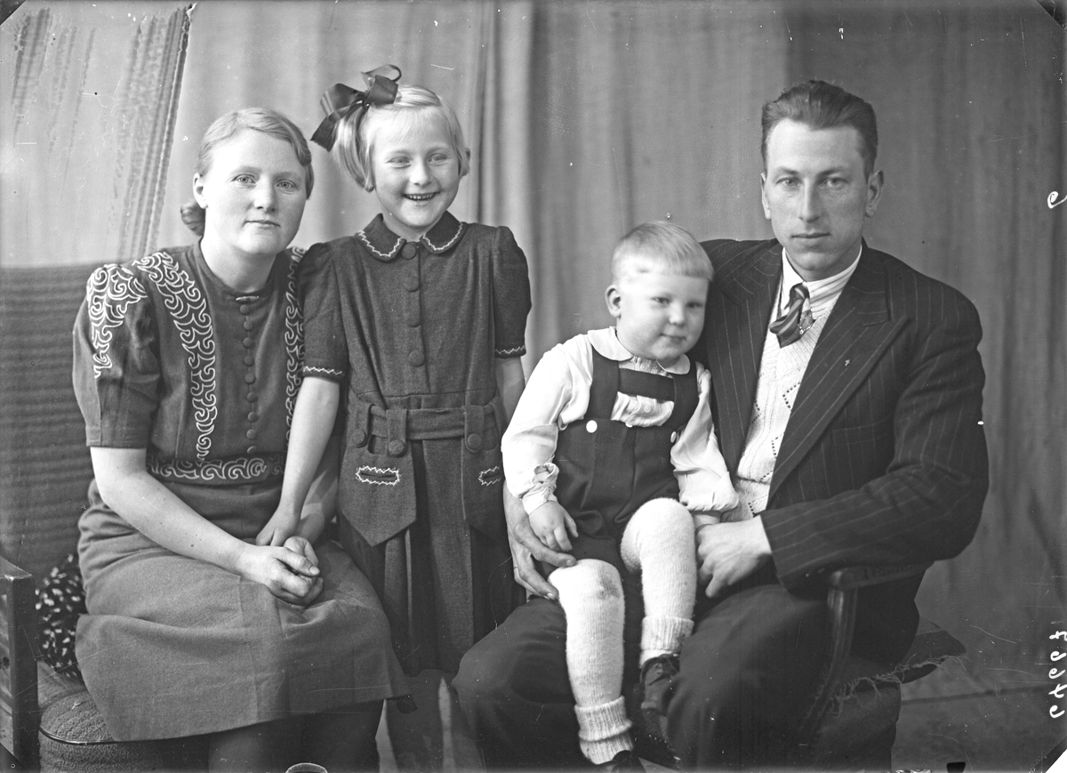 Portrett. Familiegruppe på fire. Ung kvinne, ung mann, ung pike og lite barn. Bestilt av Elias Kallevik. Førresfjorden.