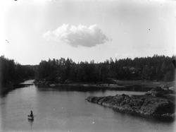 Båt på Vansjø, antakelig. Båten er hjemmelaga av fotografen,