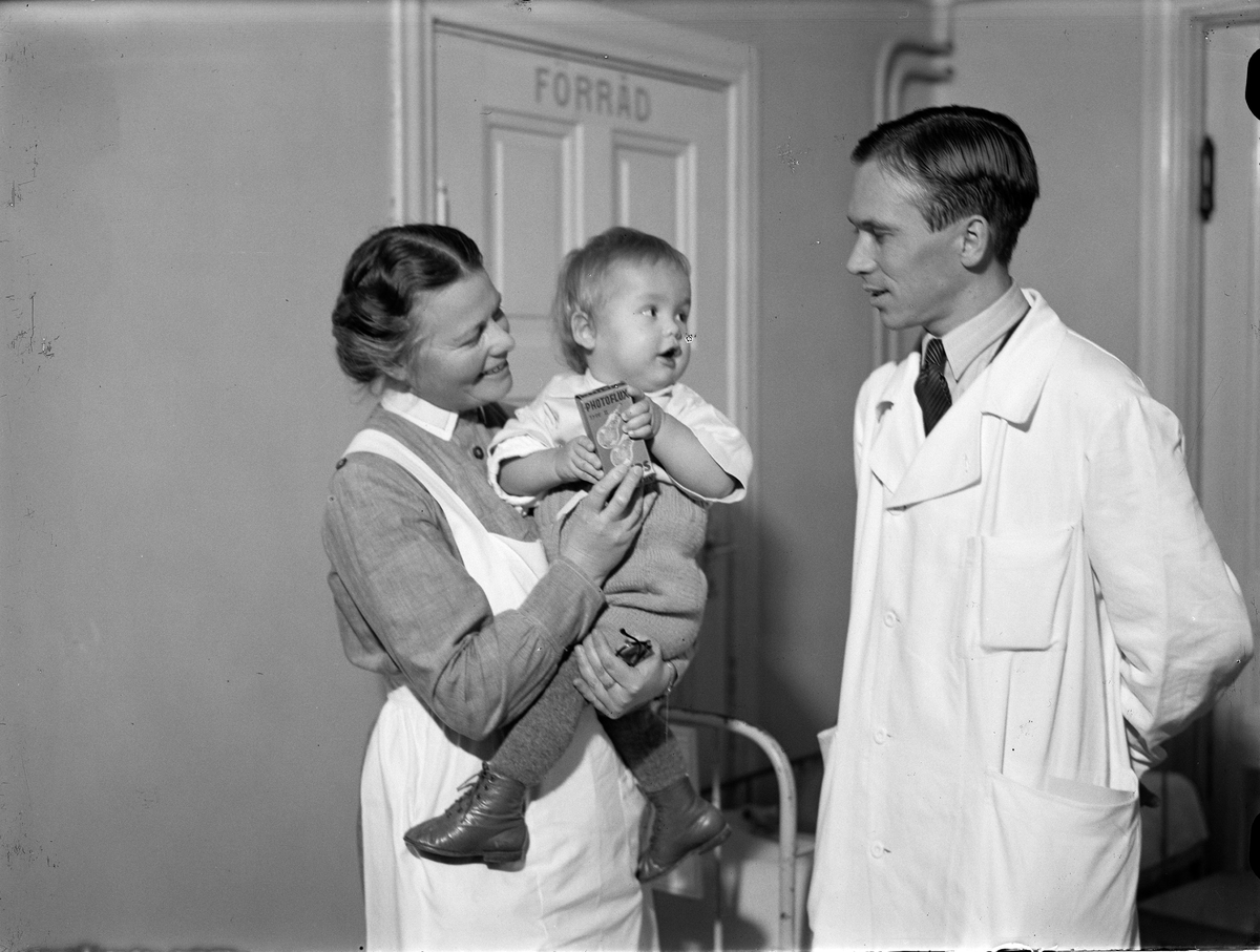 Kurator Anna Lundqvist och "den lille karelaren" Kari Joronen tillsammans med läkaren Persson på avdelningen för finska flyktingbarn på Akademiska sjukhuset