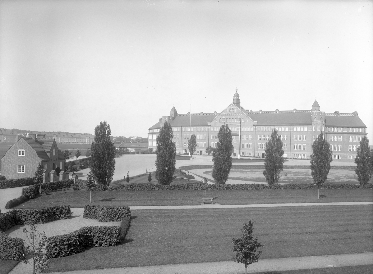 Linköpings högra allmänna läroverk. Skolan stod färdigt 1915, uppfört efter ritningar av Axel Brunskog.