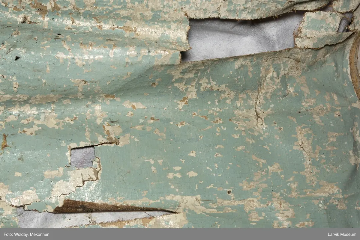 |Tapeten er påmalt tapetborder og brystning. Fra Hovland gård i Larvik.
Den øverste, brede borden: Gerlander/draperi med blomsterranker.
Den nederste, smalere borden: Tekstilbord med blomster. Øver døren til høyre: Stillebenmotiv med blomster og frukt.