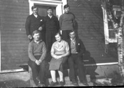 Gruppebilde av familien Nils A. Elen utenfor huset sitt i Fu
