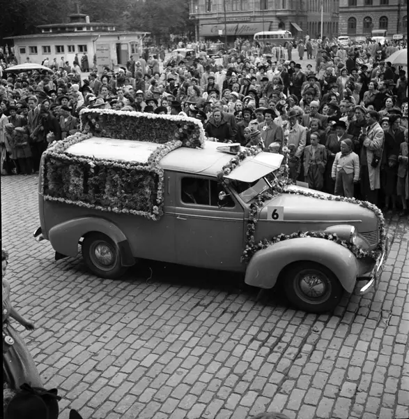 Barnens Dag 1950 Med Ett Fantasifullt Festtåg Genom Stan, Parad Med ...