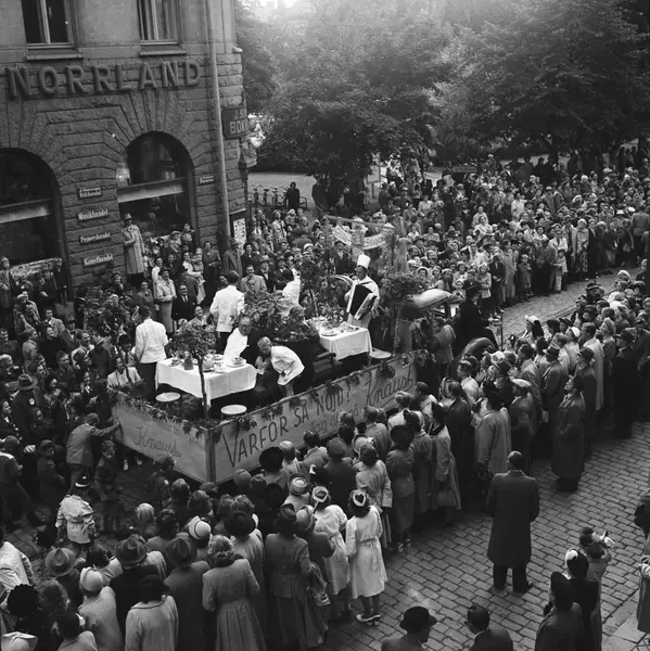 Barnens Dag 1950 Med Ett Fantasifullt Festtåg Genom Stan, Parad Med ...