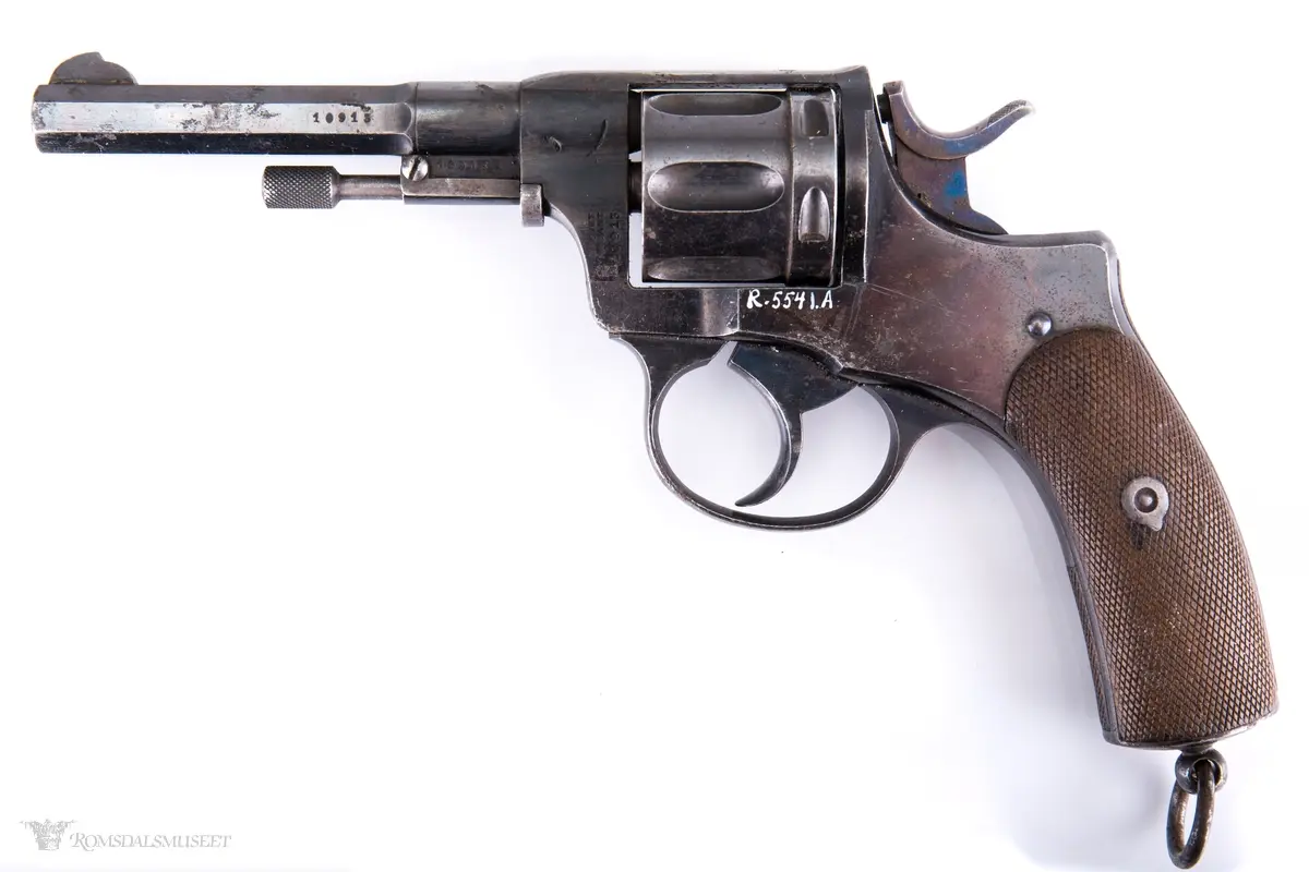 Diagonalt rutenett. B)  Sting i lys konttrastfarge rundt kanten.