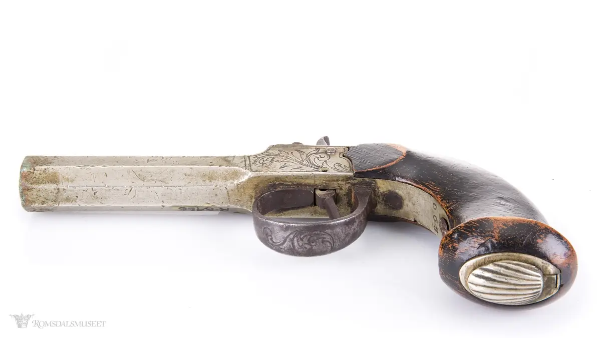 Opp i kolben er det uthult og innsatt en beholder for fenghetter.