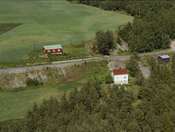 Sør-Fron. Boligeiendommer ved asfaltveg. Det ene huset er ne