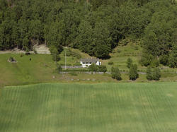 Sør-Fron. Enetasjes bygning ved en bratt veg. Kan være Hegge