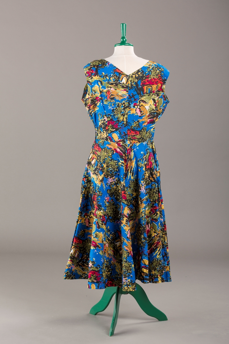 Spanskinspirert motiv med hus, hester og trær