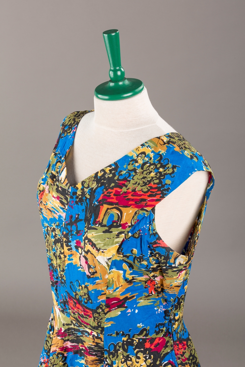 Spanskinspirert motiv med hus, hester og trær