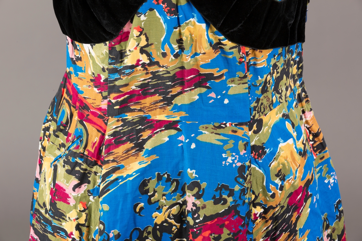 Spanskinspirert motiv med hus, hester og trær