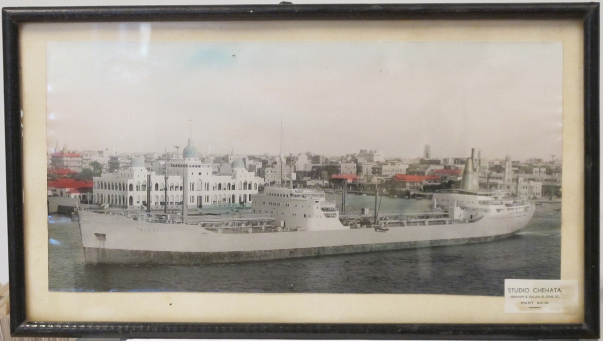 Skipsportrett, tankbåt MT Tank Earl, tilhørende rederiet Sigurd Herlofson & Co, Oslo. Skipet er fotografert i Suez-kanalen i byen Port Said.