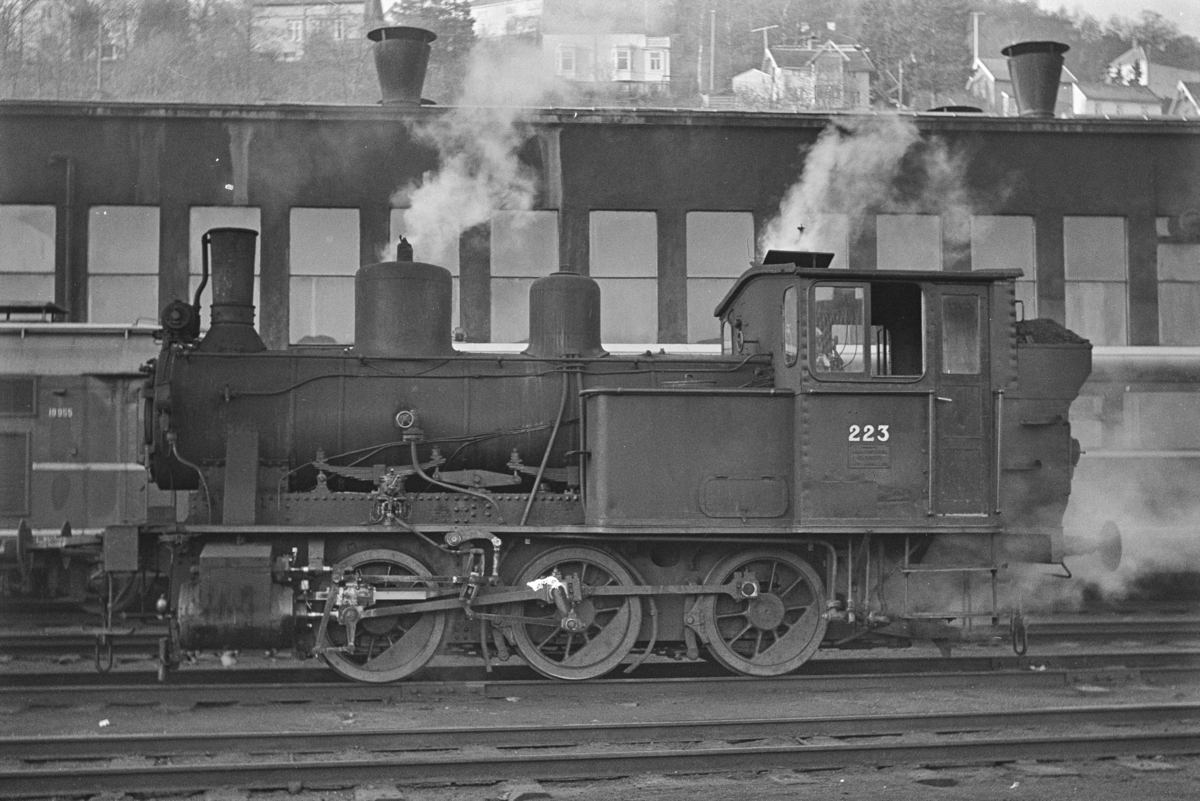 Damplokomotiv type 25a nr. 223 ved lokstallen på NSBs verksted på Marienborg