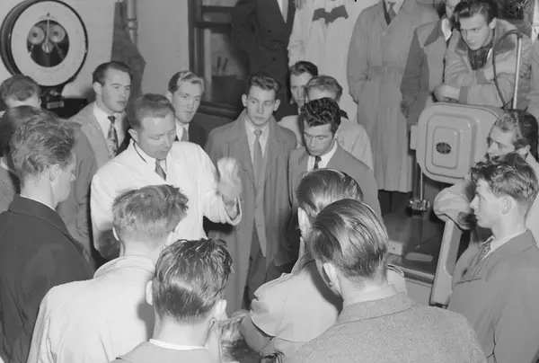 Elever fra Kokkeskolen på omvisning hos slakter Joh. O. Helg