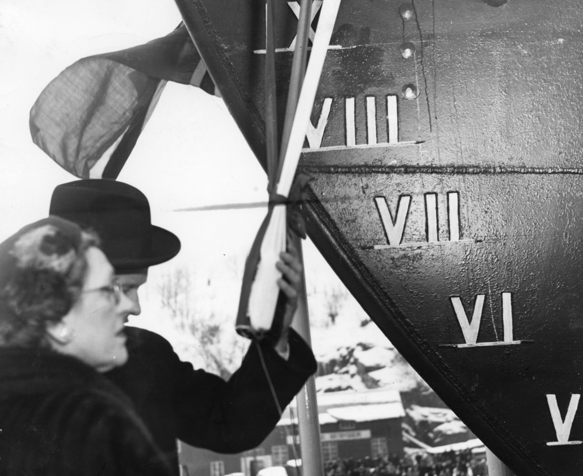 Byggenr. 42 v. LMV: Maria Teresa.
Kvinna som døper båten (med blomsterbukett) er "miss Angela Butts".