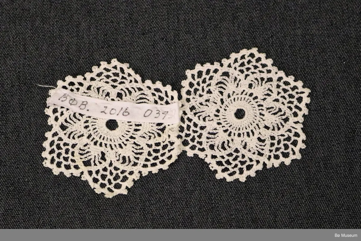 To like hekla brikker til sukker/fløtesett. Brikkene har ananasmønster med seks blad på rosa.