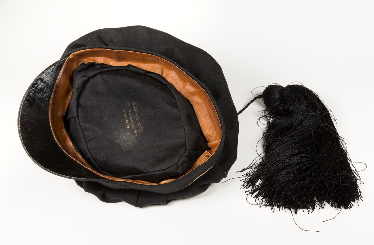 Studenterlue med dusk i snor.