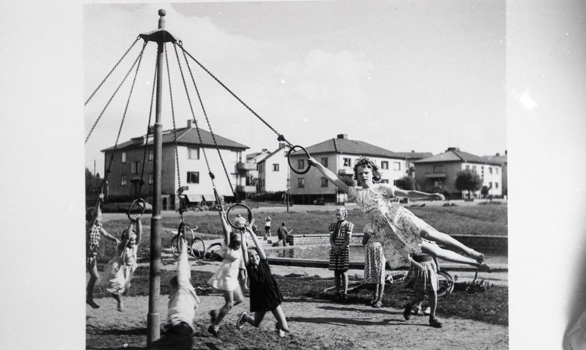 "Karusellen går på Medborgarplatsen". Från utställningen "Falköping i bild" 1952.