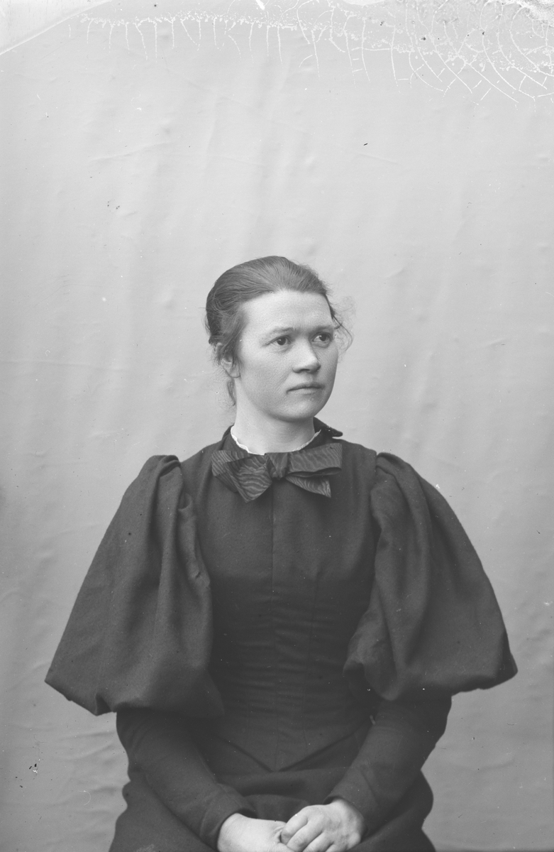 Portrett, brystbilde, Amalie Kristiansen