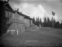 Folk er samlet ved flaggstangen Golå Høyfjellshotell. Stor t