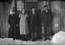 Fra v. ukjent, Anette, Erland og Anton i Myren.