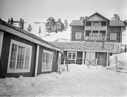 Fargerli Høyfjeldssæter, Nord-Fron med ski oppreist ved vegg