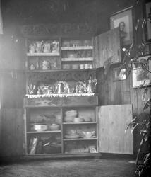 Framskap med åpne dører og gjenstander.