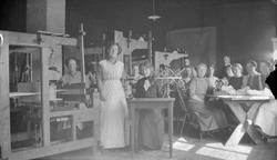 Kvinner som syr og vever