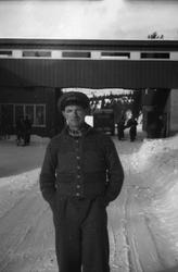 Mann utenfor Fefor Høyfjellshotell, Nord-Fron