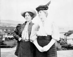 Repro: To damer med hatt.