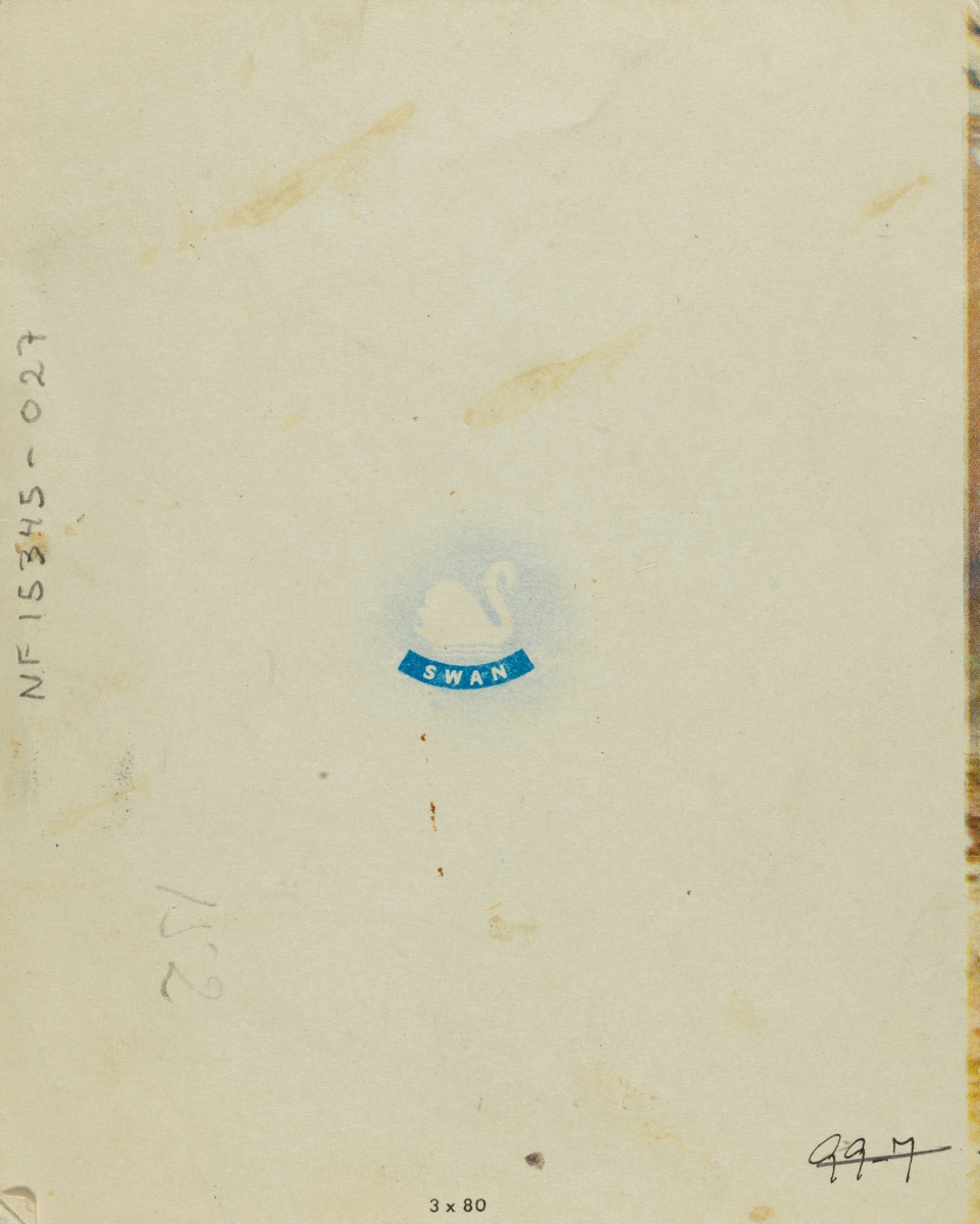 Julekort. Religiøst motiv. Maria, Josef og Jesusbarnet i stallen med engler i bakgrunnen. Tre engler inne i kortet.