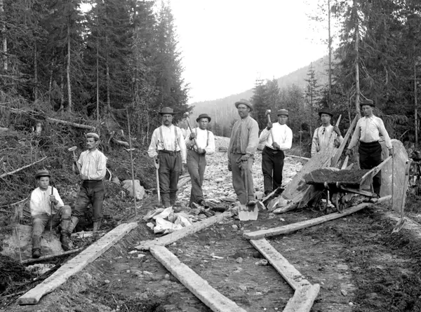 Dokumentasjon av vegbygging i Trysil. Det kan være fra 1913, og bygging av vegen mellom Nybergsund og Innbygda.