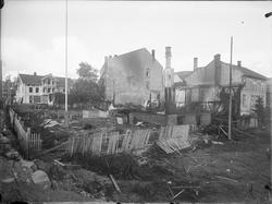 Branntomt. Stenstads gård ødelagt etter eksplosjon i lagerby