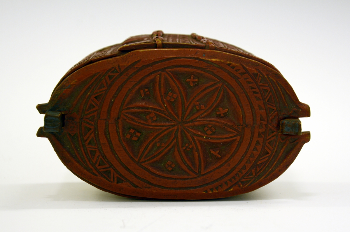 Tine av tre. Fra protokollen: Søljetine i kerbsnit med sølje. (TGM-SM.4372.A)  Tinen med 6-bladrose på laak og side, samt border. Rødmalt. Under bunden skaaret: Tn og A.