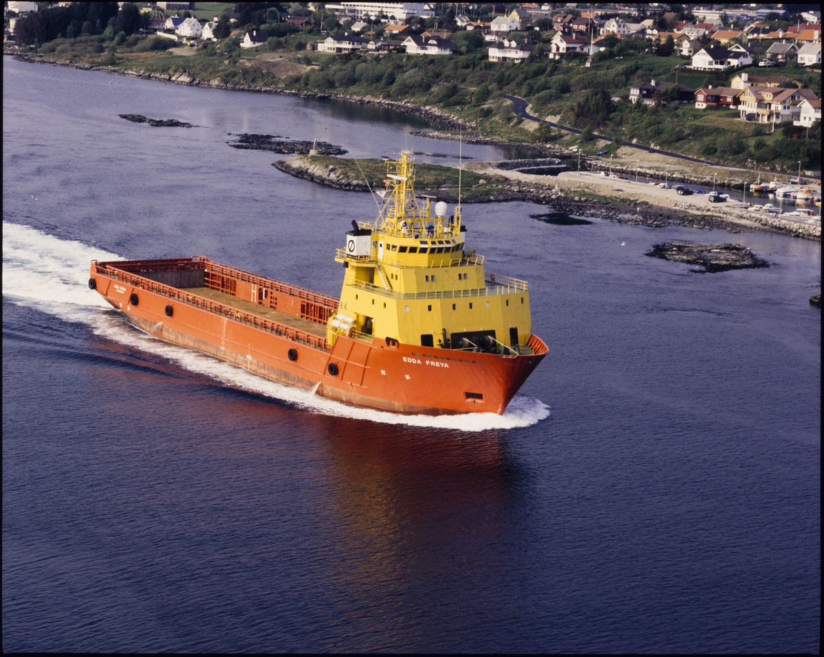 Østensjø rederi sitt forsyningsskip, Edda Freya, seiler i Karmsundet.