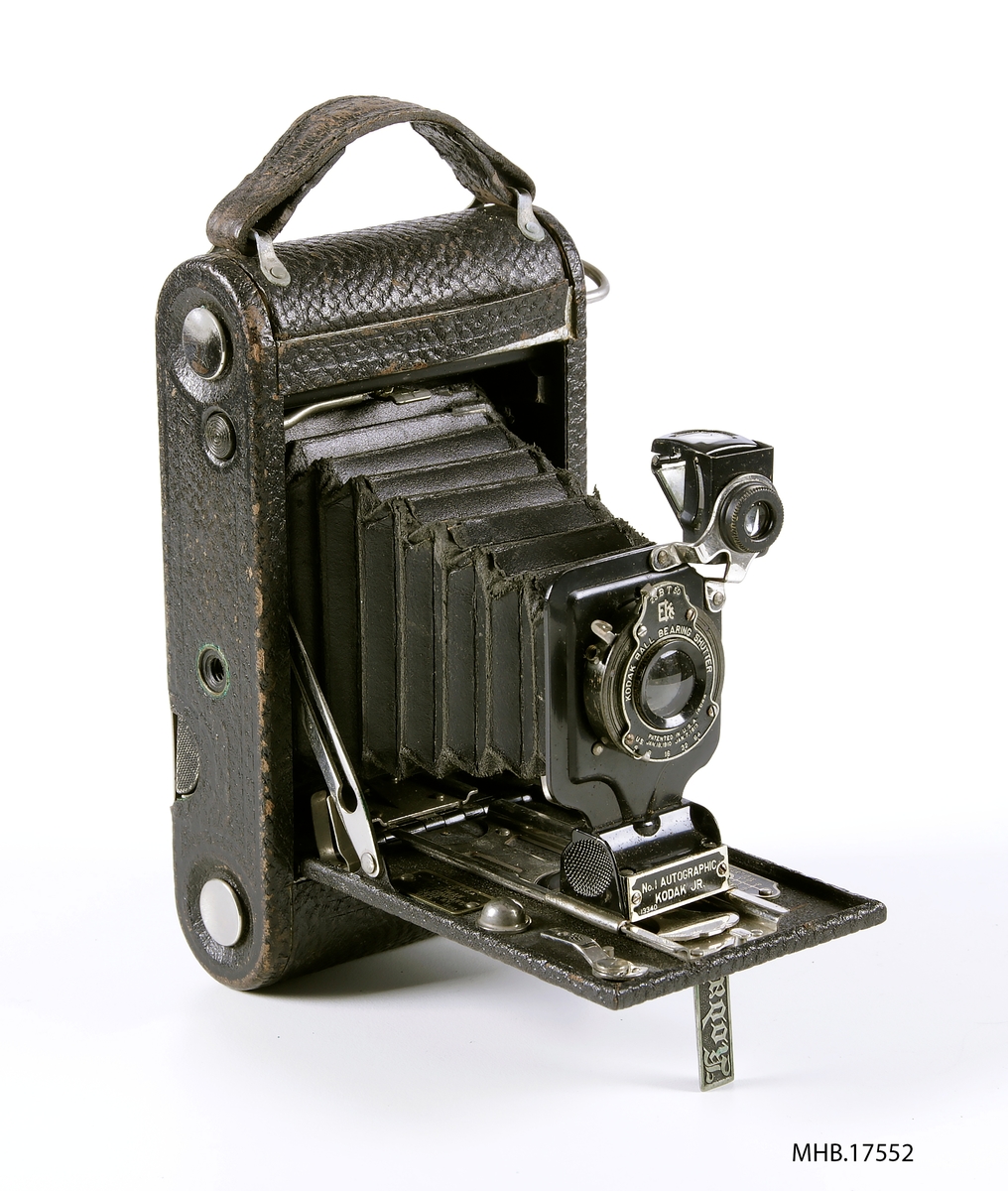 Folde fotoapparat No.1 Autographic Kodak Jr. Model A(Autographic Film No. A-120). Bausch & Lomb Rapid Rectilinear linse, avstandsinnstilling på US stops: 4 - 64 (equal to f/8-f/32); Kodak Ball Bearing Shutter 1/25, 1/50, +B & T. Kamera Serial No. 346741, produksjonssted  Eastman Kodak Co., Rochester, N.Y., USA.