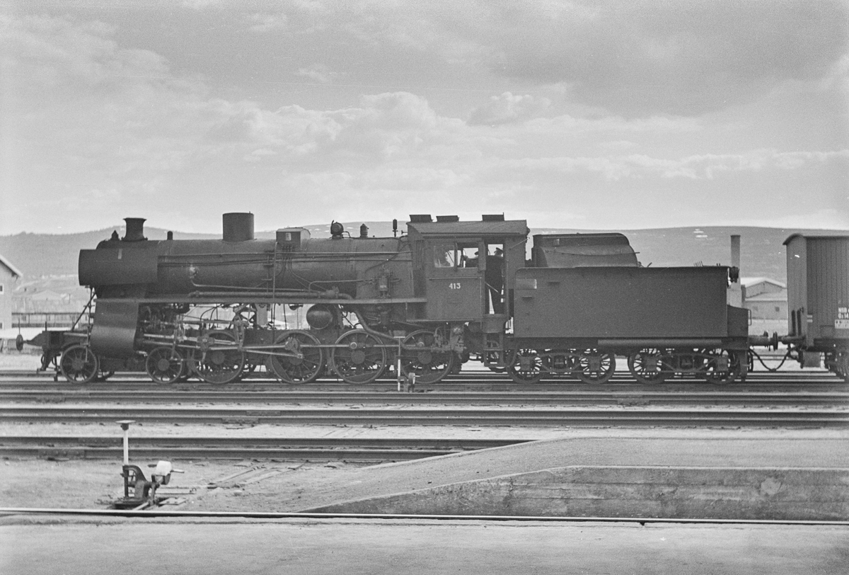 Damplokomotiv type 26c nr. 413 skifter på Røros stasjon.