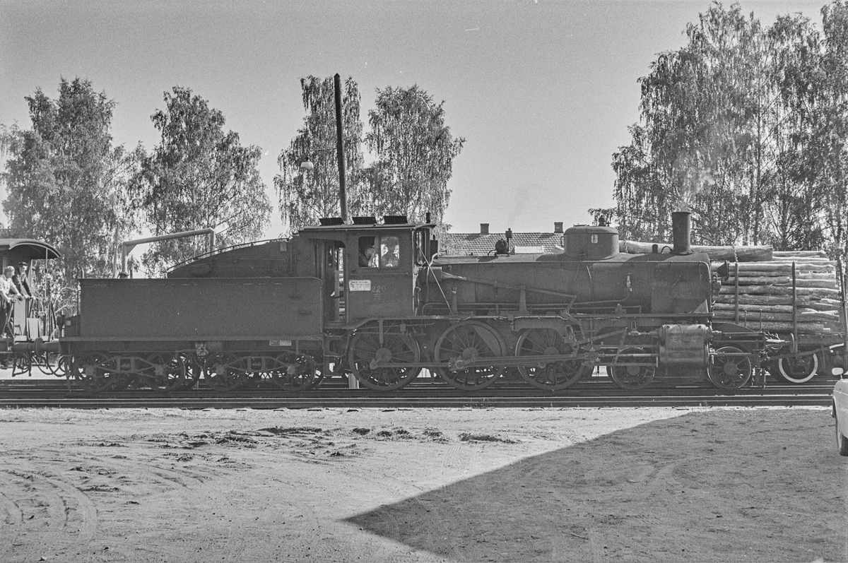 Godstog på Flisa stasjon. Toget trekkes av damplokomotiv type 27a nr. 220.