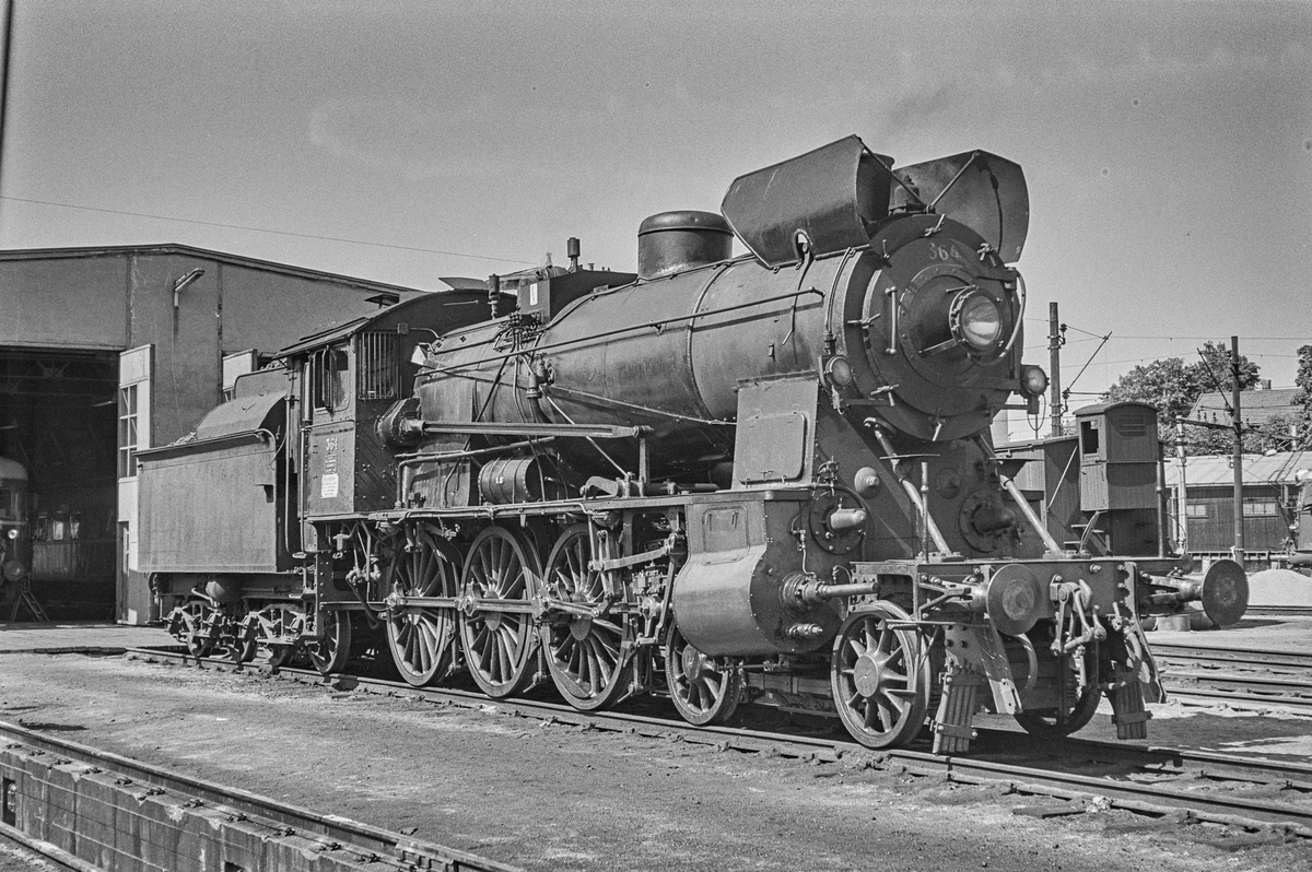 Damplokomotiv type 30b nr. 364 ved lokomotivstallen på Hamar stasjon. .