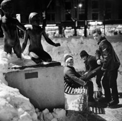 Studenterlunden. Skøytebanen blir flittig brukt. Her får Ire