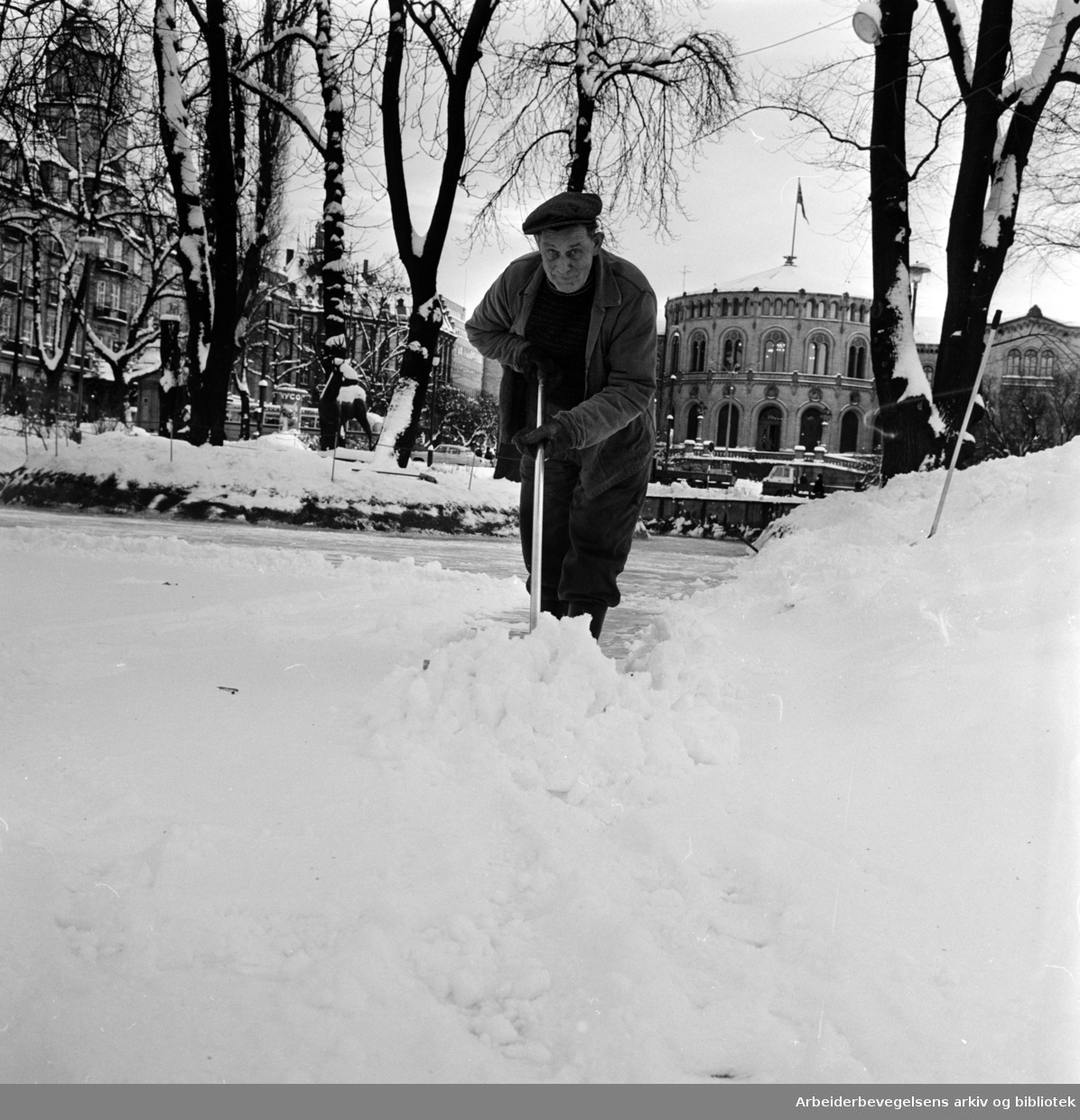 Studenterlunden. Erling Larsen måker snø. Desember 1962