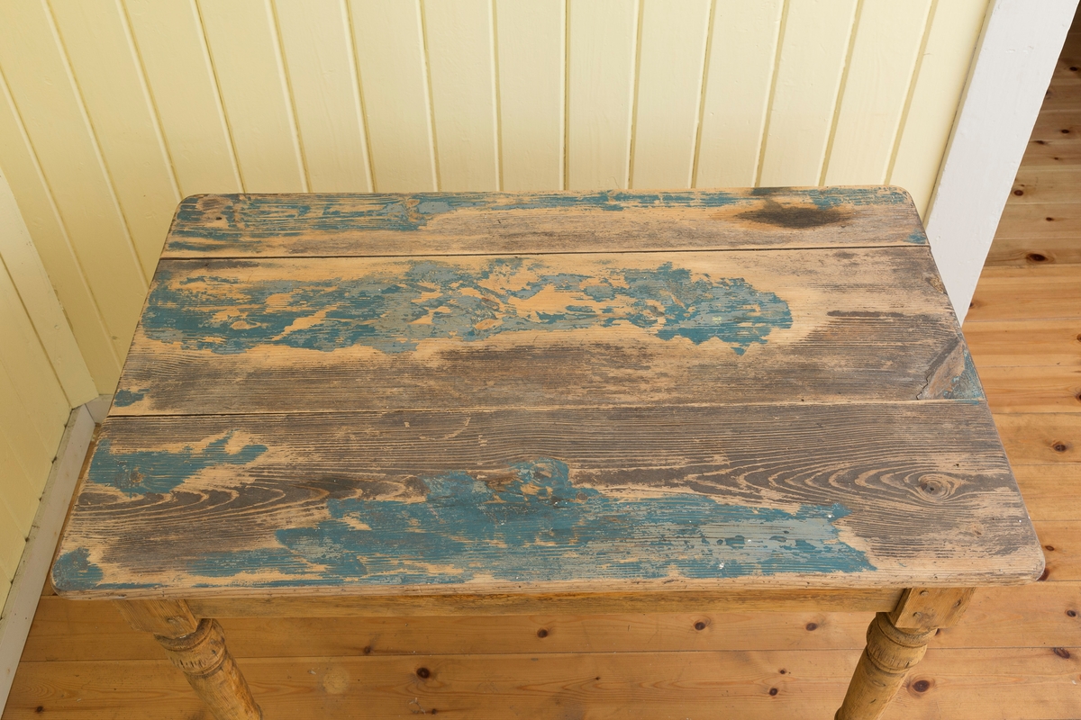 Bord satt sammen av tre bordplater, og med 4 dreiet ben.