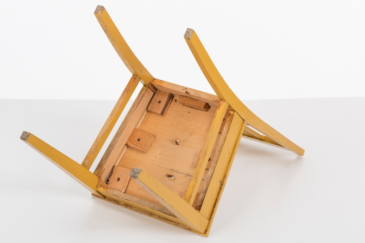 Stol i treverk, malt. Rygg med spiler. Den ene stolen har vært brukt betydelig røffere enn den andre.