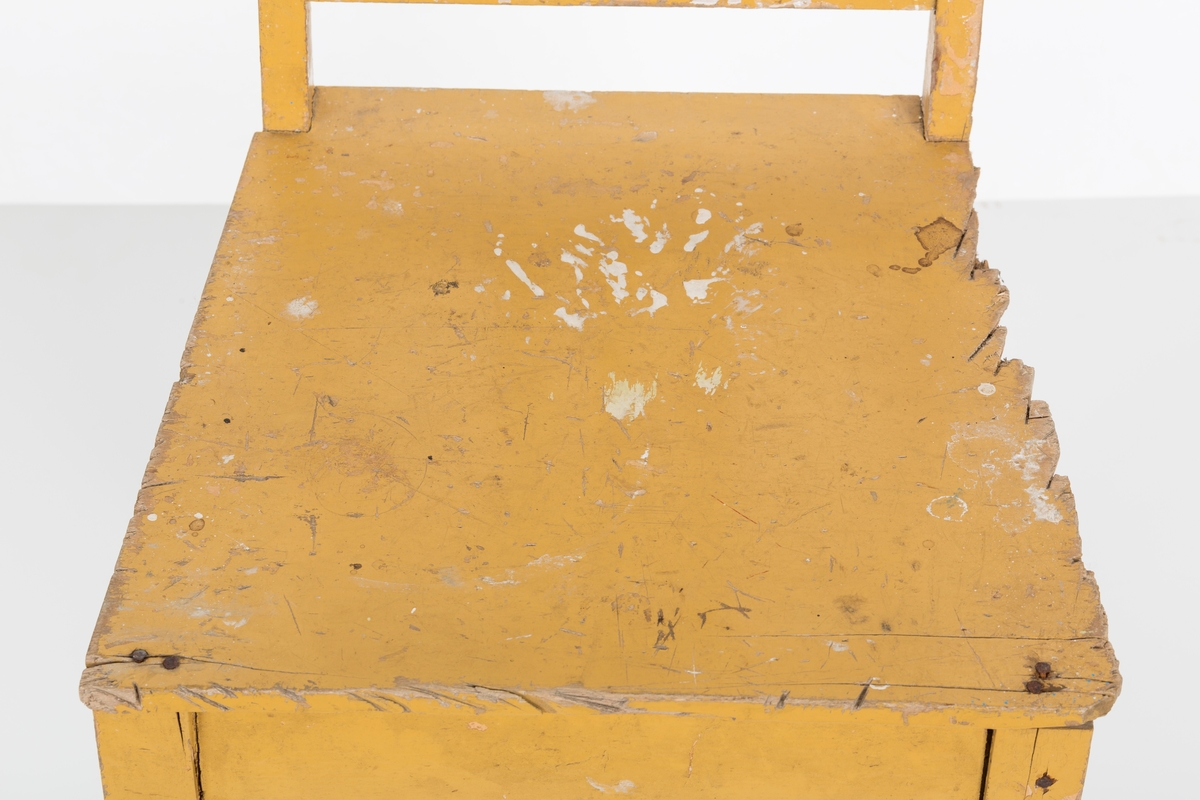 Stol i treverk, malt. Rygg med spiler. Den ene stolen har vært brukt betydelig røffere enn den andre.