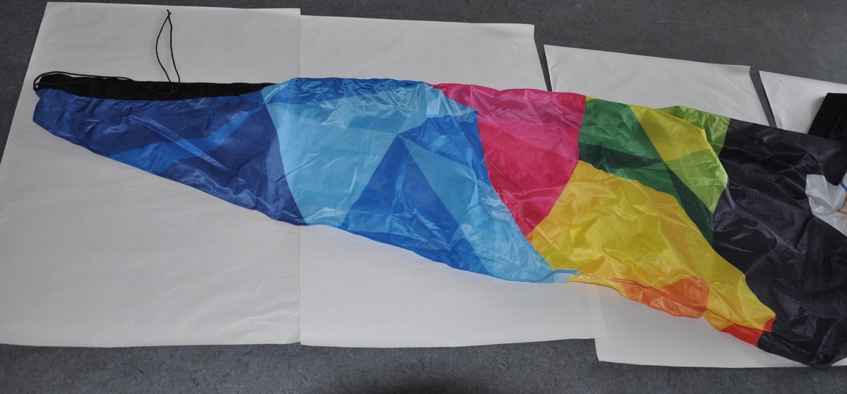 Beachflagg - dråpeformet banner med feste øverst og nederst, med logo for Lillehammer Youth Olympic Games 2016. På den buede siden er det et tykt elastisk bånd der det kan tres inn en stang for montering av banneret.