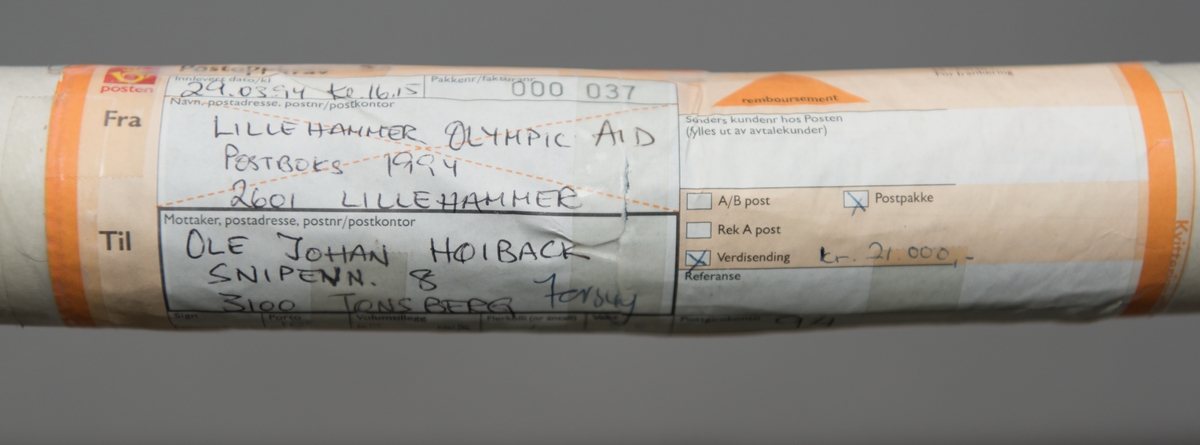 Norsk flagg med signatur av Johan Olav Koss. Flagget ligger en kartonghylse.