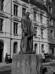 Solli plass. Mannen med nøkkelen. Skulpturen er lager av den