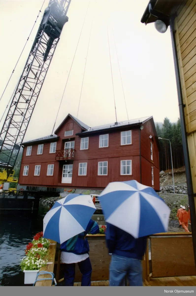 Draugen skal bygges ferdig i Yrkjefjorden i Vats, og da trengs det innkvartering og kontorfasiliteter for de ansatte.
Kranlekter kommer her med et helt hus som skal plasseres på land.