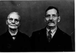 Portrett av eldre ektepar - Goro Iversdatter Strømsøyen (fød